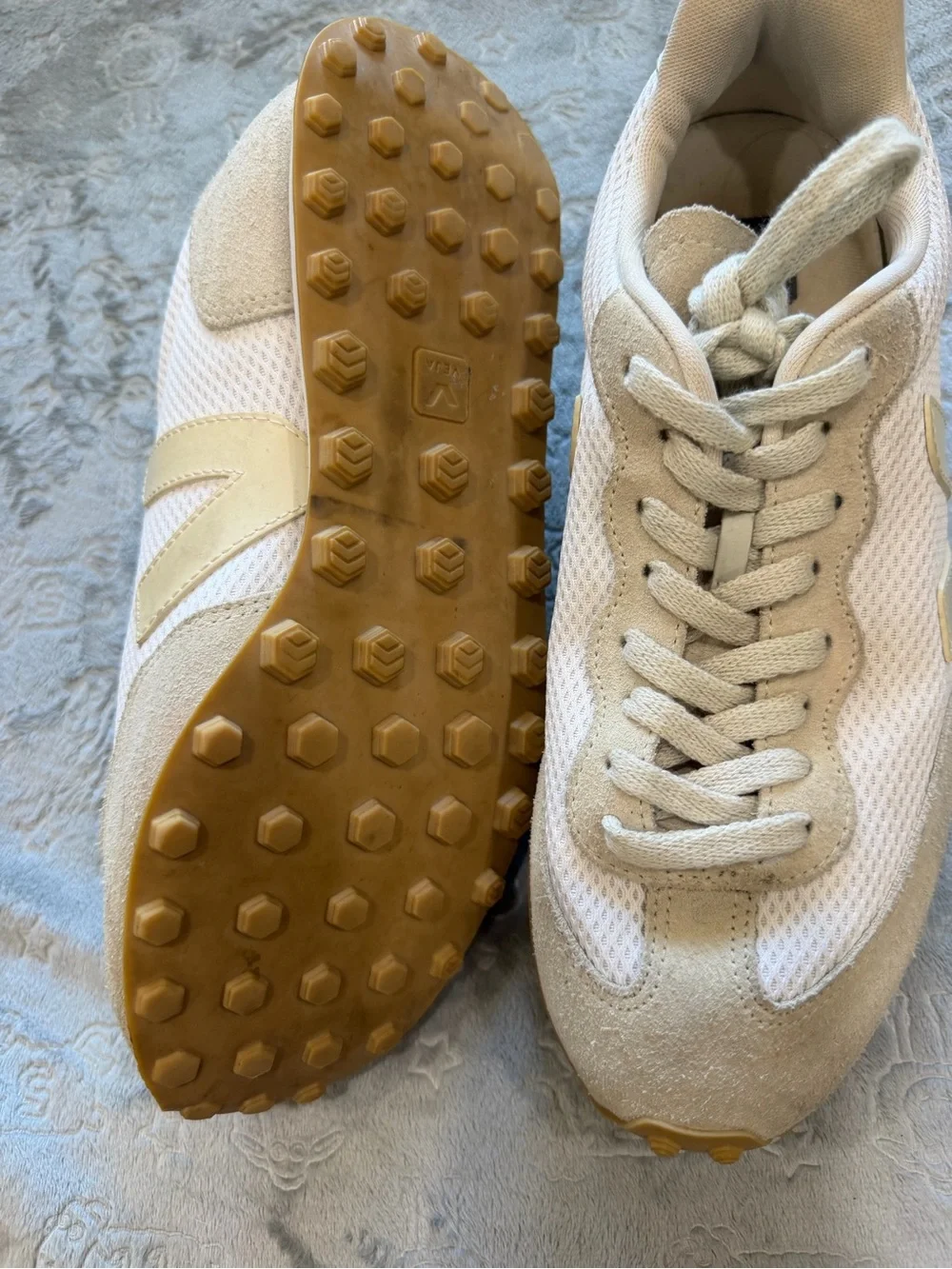 Veja Women's Sneakers in White and Beige